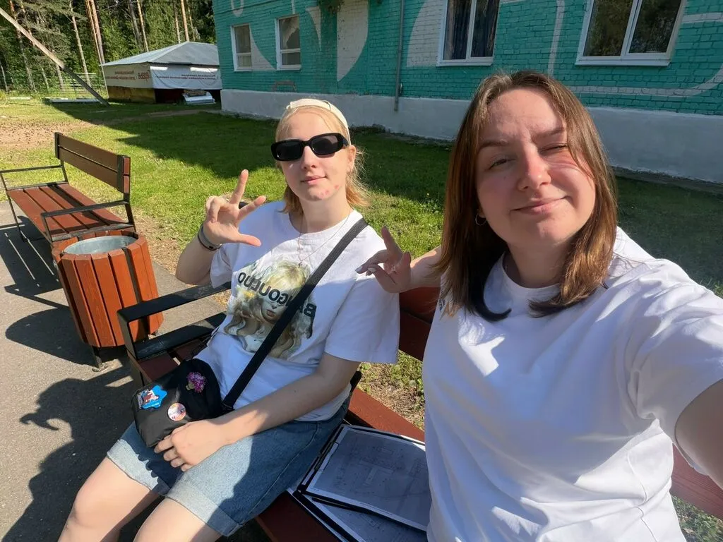 10.06.2026 советник директора по воспитанию Мария Васильевна Росина и лидер лета 2026 нашей школы Василиса Середина приняли участие в «Веревочный курс»