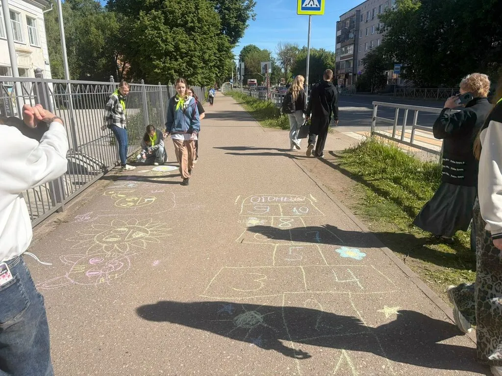 В Международный день защиты детей в МБОУ "СОШ №7" прошёл конкурс рисунков на асфальте