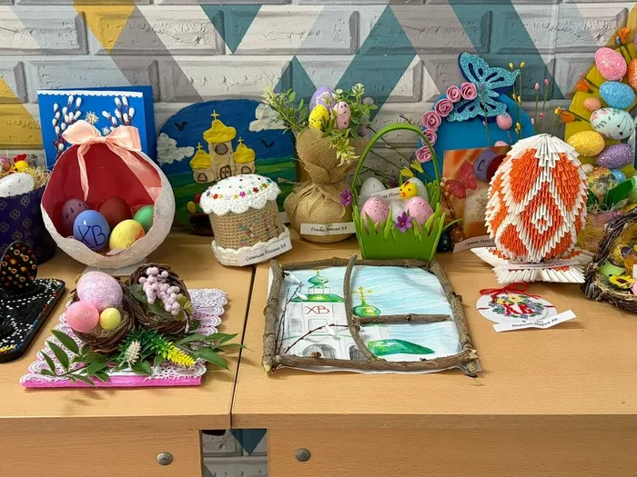 В&nbsp;преддверии светлого праздника Пасхи в МБОУ "СОШ №7" проходит выставка творческих работ учащихся