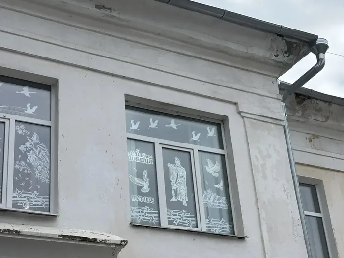 Фото - Мы украшаем школу к 9 Мая