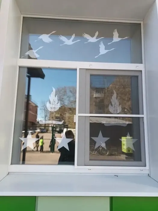 Фото - Мы украшаем школу к 9 Мая