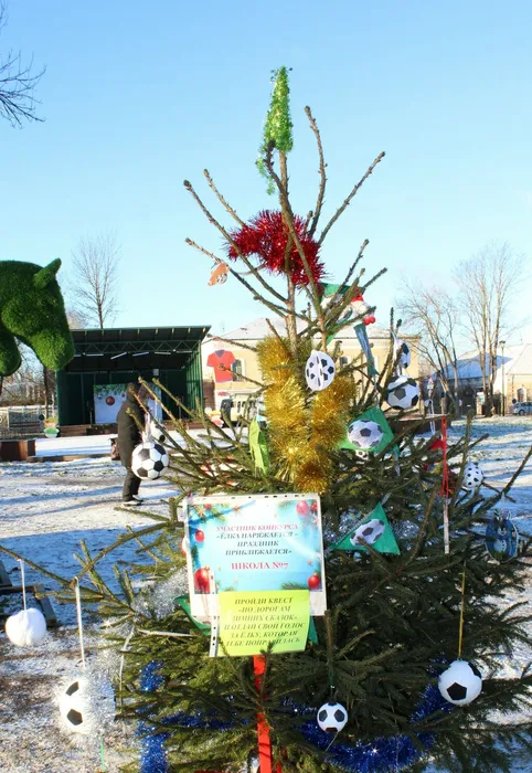 Фото - Елочка МБОУ "СОШ №7" принимает участие в конкурсе «Елка наряжается — праздник приближается»