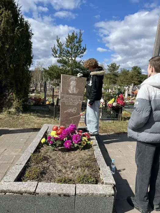 01.05.2026 активисты школы провели уборку захоронений героев Советского союза