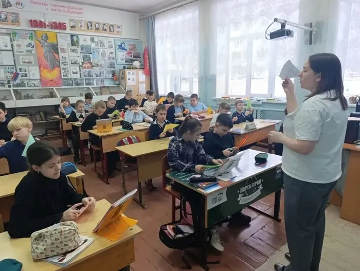Фото - Занятие с "Орлятами" 4 класса нашей школы по изготовлению закладок-оригами