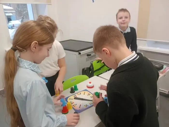 Фото - "Орлята" играют в настольные игры на переменах