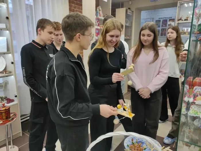 учащиеся 10 А класса МБОУ «СОШ №7» сегодня посетили Музей «Игрушкин дом»