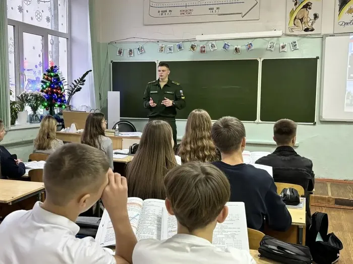 08.12.2025 учащихся 10-11 классов МБОУ "СОШ №7" посетил представитель Военной академии воздушно-космической обороны имени Маршала Советского Союза Г. К. Жукова г. Тверь