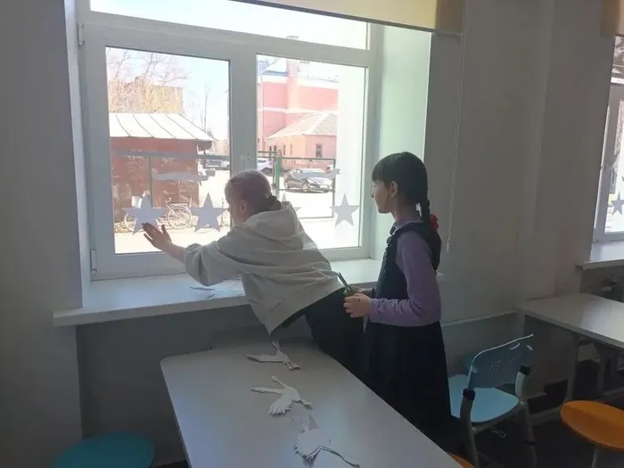 Фото - Мы украшаем школу к 9 Мая