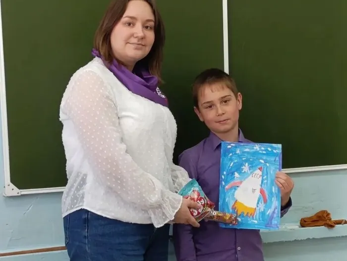 Награждение участников конкурса рисунков среди учащихся 4 класса «Первые в космосе» приуроченного ко Дню космонавтики