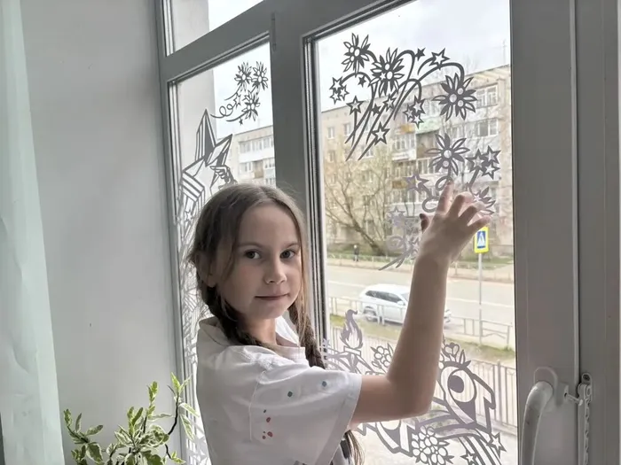 Фото - Мы украшаем школу к 9 Мая