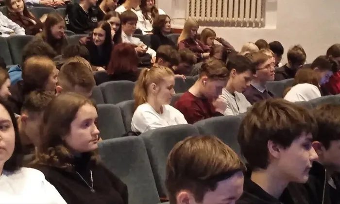 21.11.2025 учащиеся 10-11 классов МБОУ "СОШ №7" посетили деловую встречу с ведущими ВУЗами Тверской области
