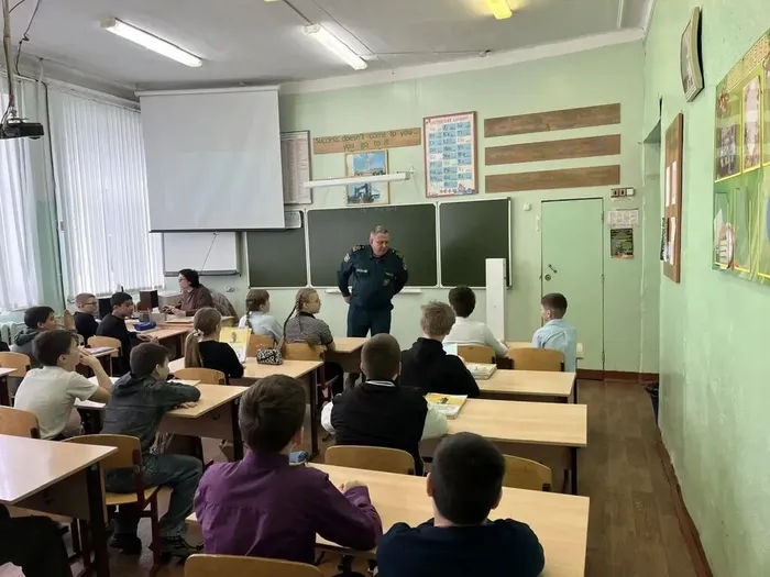 16.04.2026 года в МБОУ "СОШ №7"&nbsp;прошли беседы с учащимися о двух сезонных опасностях: палах сухой травы и половодье