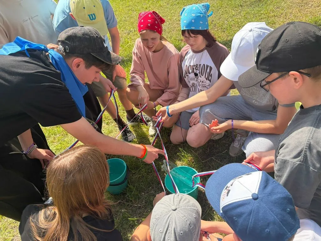 10.06.2026 советник директора по воспитанию Мария Васильевна Росина и лидер лета 2026 нашей школы Василиса Середина приняли участие в «Веревочный курс»