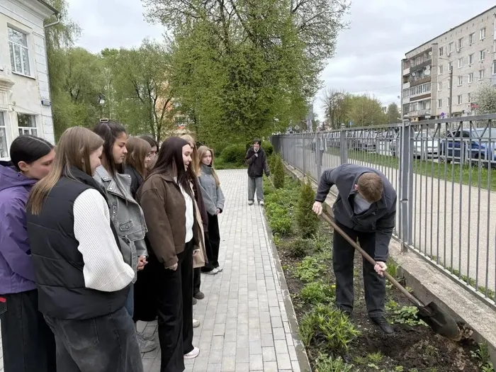 Туи в подарок школе: 9‑е классы внесли вклад в зелёное будущее