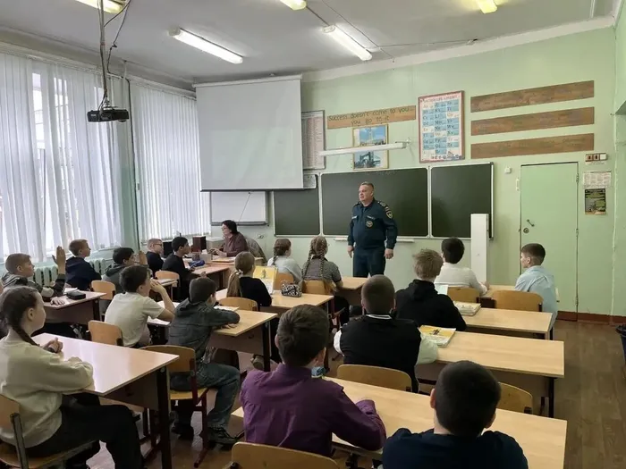 16.04.2026 года в МБОУ "СОШ №7"&nbsp;прошли беседы с учащимися о двух сезонных опасностях: палах сухой травы и половодье