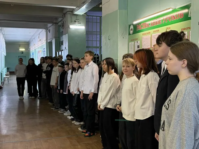 Фото - В&nbsp;МБОУ "СОШ №7" проведена праздничная линейка посвященная  Дню воссоединения Крыма с Россией