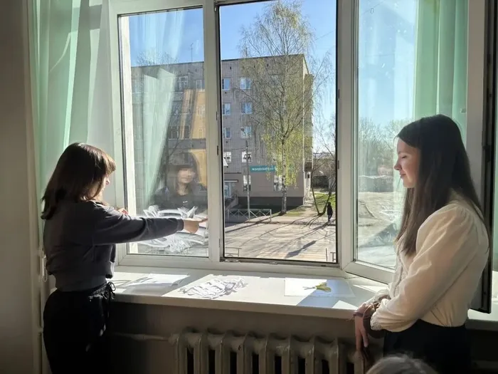 Фото - Мы украшаем школу к 9 Мая