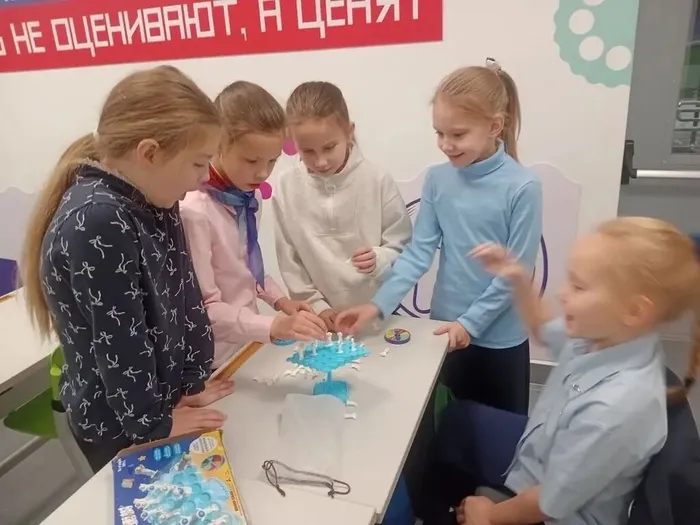 Фото - "Орлята" играют в настольные игры на переменах