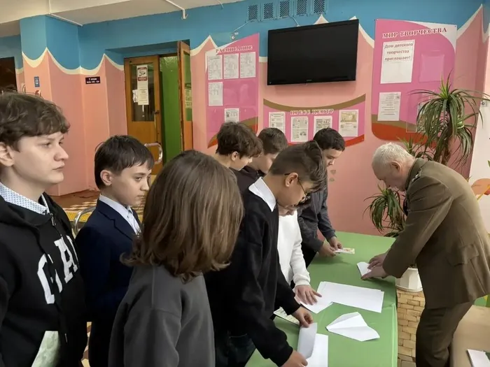 Мальчики 6 класса МБОУ "СОШ №7" приняли участие в муниципальном информационно‑игровом мероприятии «Армейский код»