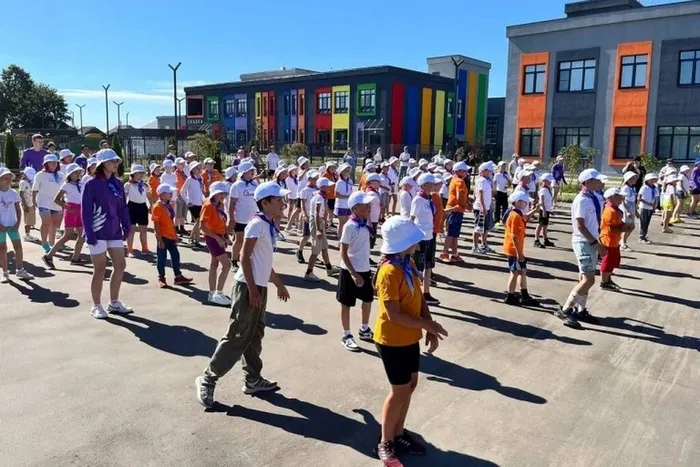 Фото - дети на зарядке в летнем лагере