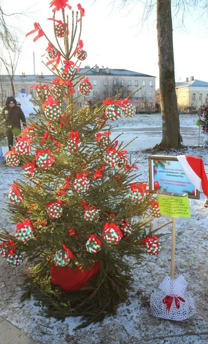 Фото - Ёлка МБОУ «Красномайская СОШ имени С.Ф.Ушакова»