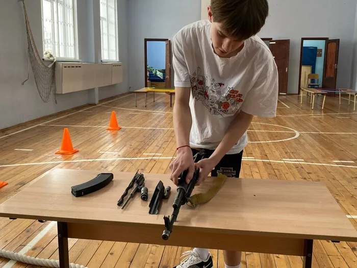 В&nbsp;преддверии 23 февраля - Дня защитника Отечества в МБОУ "СОШ №7" прошел школьный отборочный этом патриотической игра «Зарница 2.0»