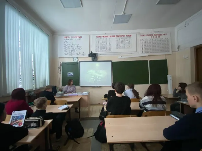 Киноуроки с учащимися 7-х классов школы на тему "День воинской славы России"
