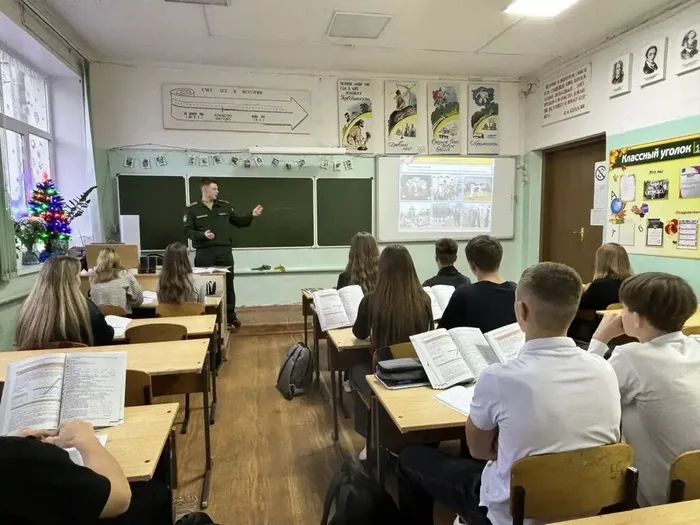 08.12.2025 учащихся 10-11 классов МБОУ "СОШ №7" посетил представитель Военной академии воздушно-космической обороны имени Маршала Советского Союза Г. К. Жукова г. Тверь