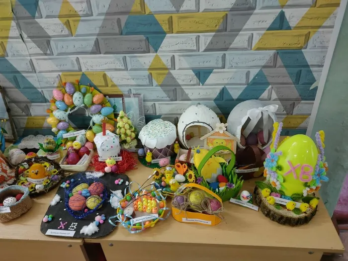 В&nbsp;преддверии светлого праздника Пасхи в МБОУ "СОШ №7" проходит выставка творческих работ учащихся