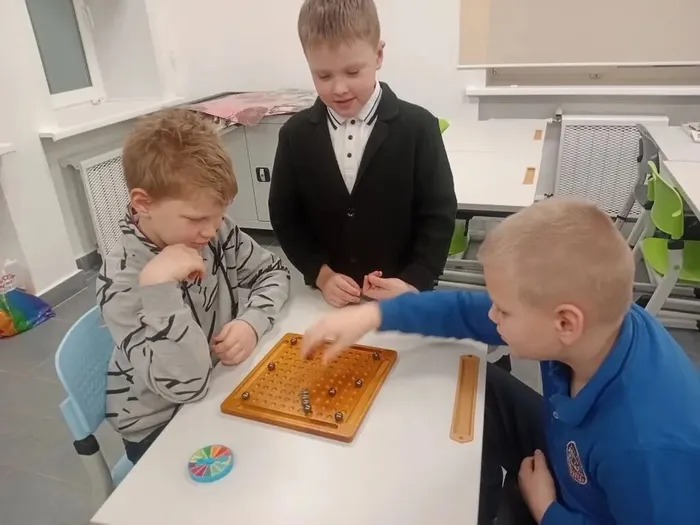 Фото - "Орлята" играют в настольные игры на переменах