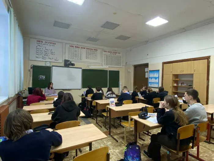 Киноуроки с учащимися 7-х классов школы на тему "День воинской славы России"