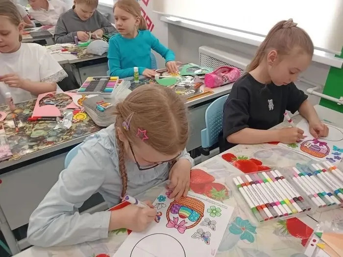 В МБОУ "СОШ №7" у "Орлят" нашей школы прошли тематические уроки: погружаемся в традиции Светлой Пасхи