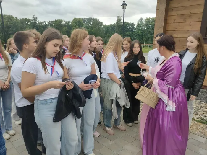 Ученики 9–10 классов нашей школы приняли участие в увлекательном праздничном мероприятии — приключенческой игре «Петровские загадки»