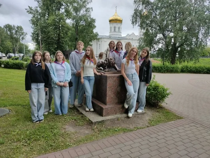 Ученики 9–10 классов нашей школы приняли участие в увлекательном праздничном мероприятии — приключенческой игре «Петровские загадки»
