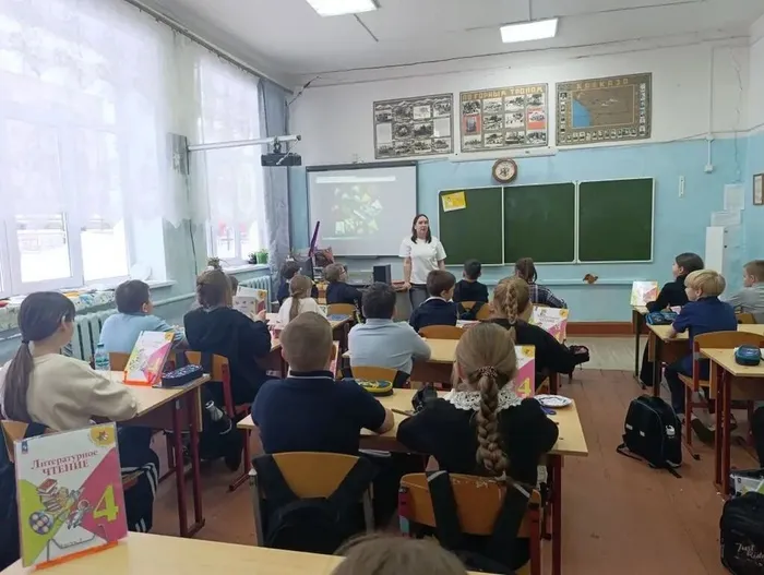 Фото - Занятие с "Орлятами" 4 класса нашей школы по изготовлению закладок-оригами