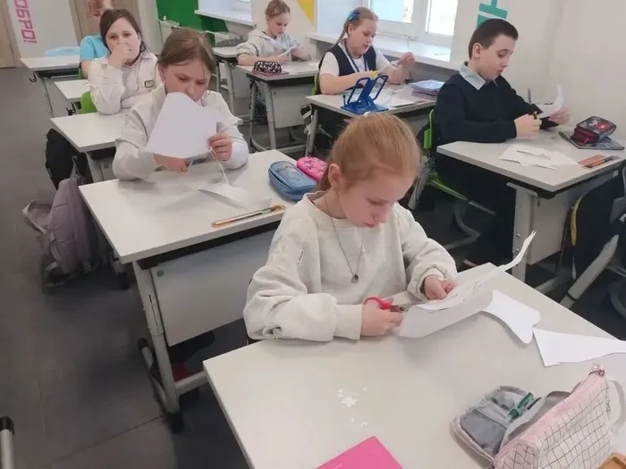 Фото - Мы украшаем школу к 9 Мая