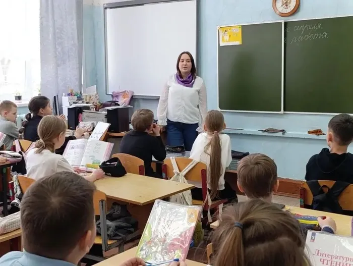 Награждение участников конкурса рисунков среди учащихся 4 класса «Первые в космосе» приуроченного ко Дню космонавтики