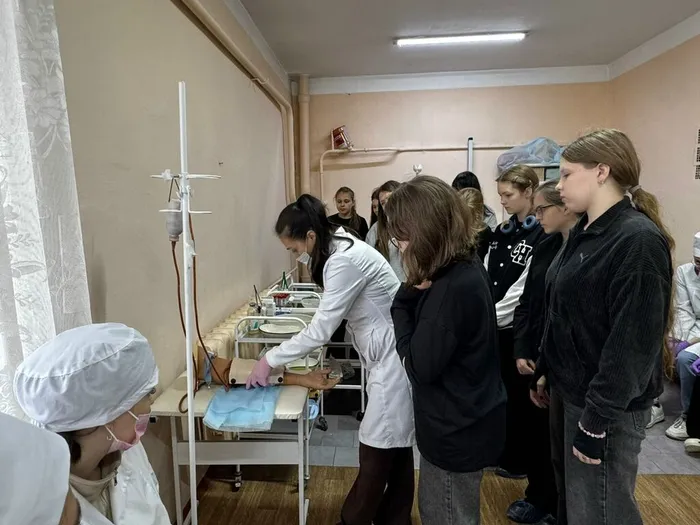 Для учащихся школы МБОУ СОШ 7 в ВМК было организовано практическое занятие «Профессия-забота»
