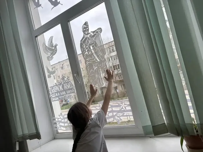 Фото - Мы украшаем школу к 9 Мая