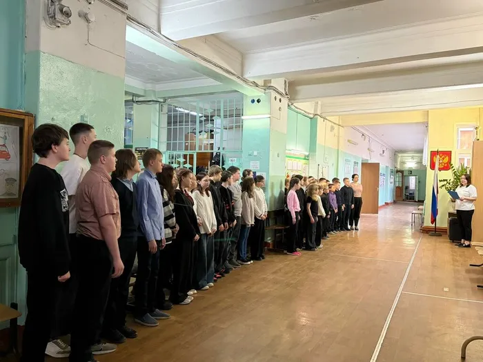 Утренняя линейка с учащимися школы, о том как важно заниматься своим здоровьем