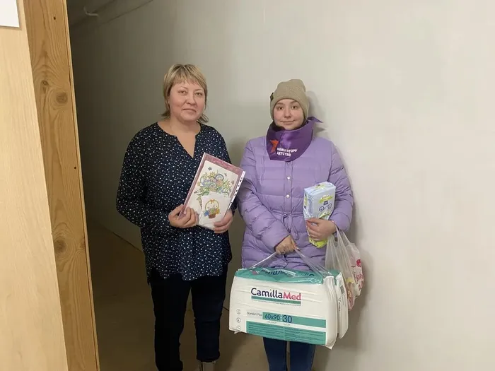 Фото - Собранная помощь для одиноких и малоимущих матерей передана в Солнечную социальную службу Больше Света