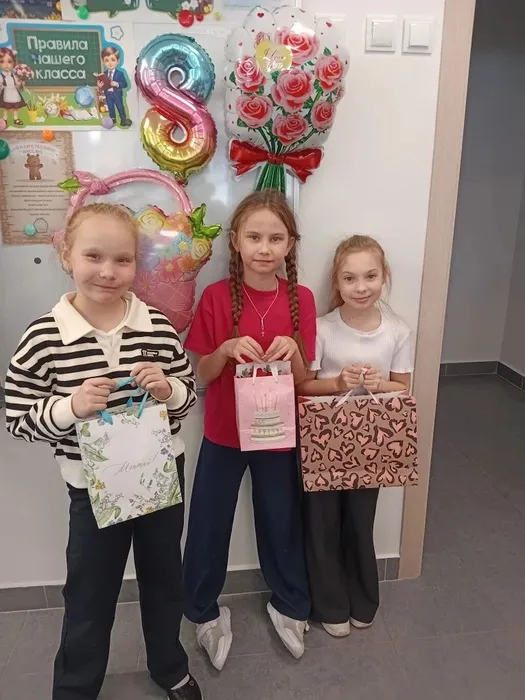 8 Марта "Орлята" с гордостью поздравили своих учителей,мам, бабушек