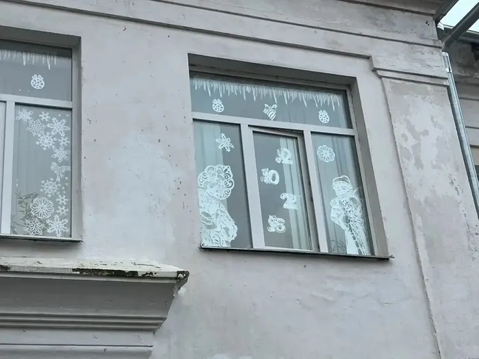 Учащиеся 5-11 классов МБОУ "СОШ №7" приняли активное участие в оформлении новогодних окон