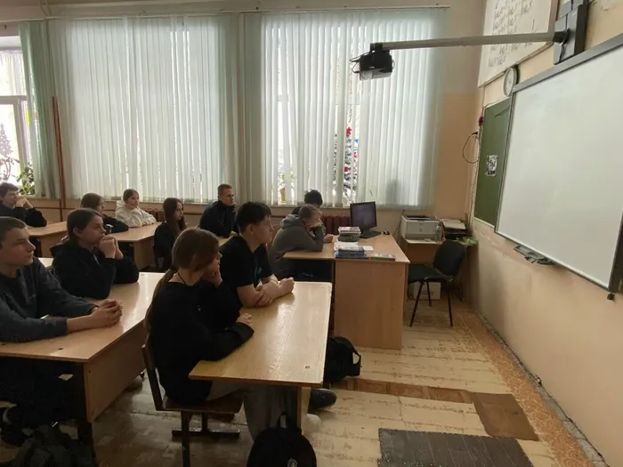 Киноуроки с учащимися 7-х классов школы на тему "День воинской славы России"