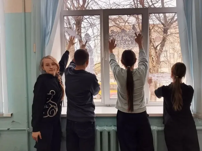 Учащиеся МБОУ "СОШ №7" продолжают принимать активное участие во Всероссийской акции «Окна Победы»