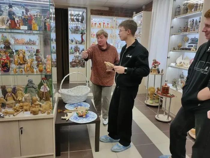 учащиеся 10 А класса МБОУ «СОШ №7» сегодня посетили Музей «Игрушкин дом»