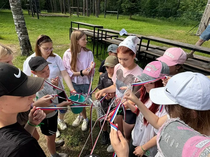 10.06.2026 советник директора по воспитанию Мария Васильевна Росина и лидер лета 2026 нашей школы Василиса Середина приняли участие в «Веревочный курс»