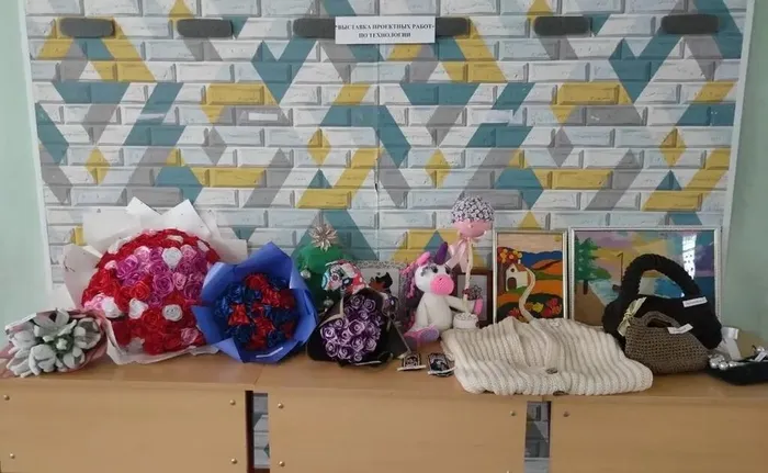 В МБОУ "СОШ №7" прошла выставка творческих проектных работ по технологии учениц 9-х классов