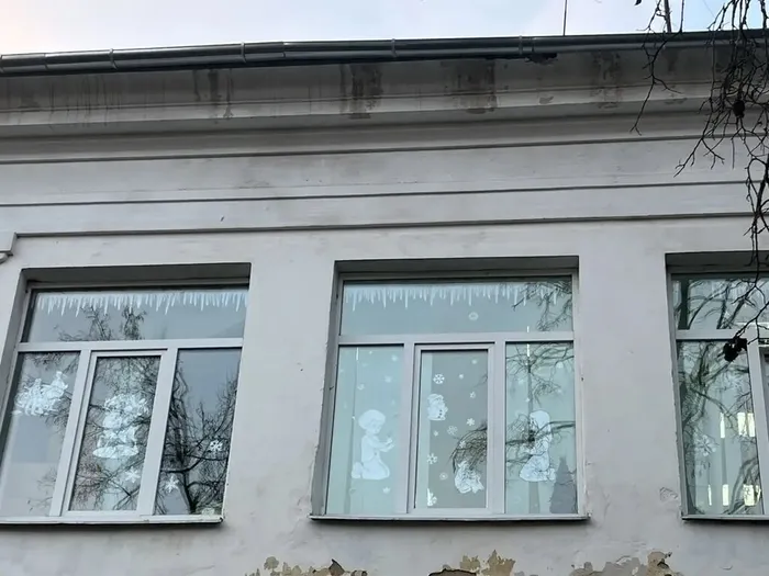 Учащиеся 5-11 классов МБОУ "СОШ №7" приняли активное участие в оформлении новогодних окон