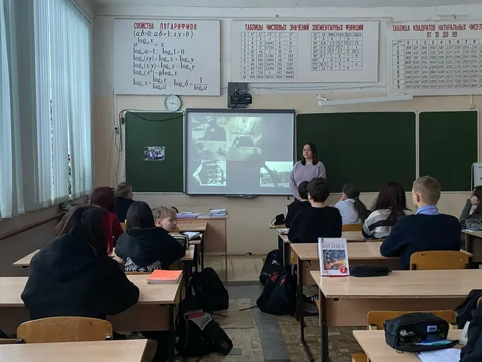 Киноуроки с учащимися 7-х классов школы на тему "День воинской славы России"